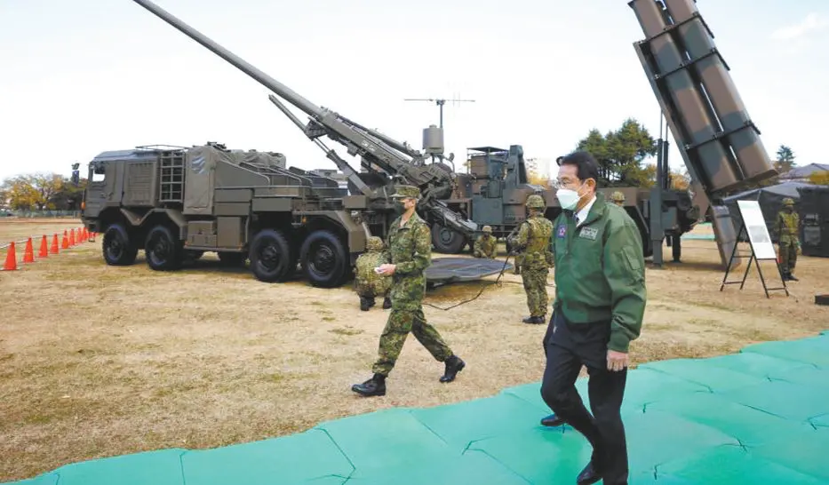 日本首相岸田文雄视察自卫队装备资料图片