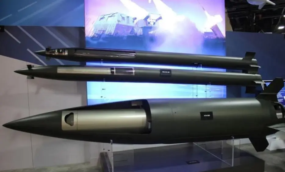 图为洛克希德·马丁公司展示ATACMS导弹