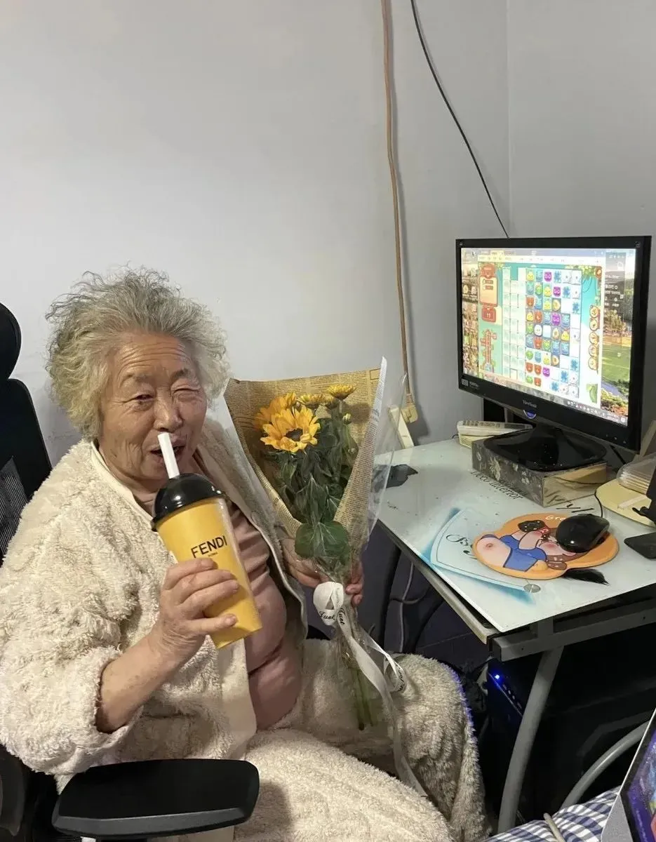 小柒買向日葵給阿珍