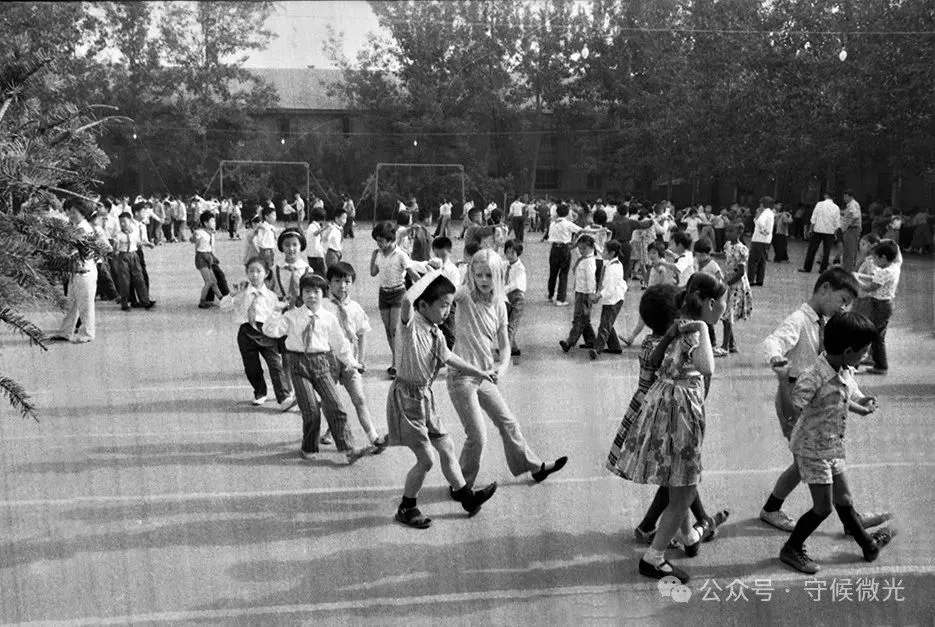 1980年，北京市朝阳区芳草地小学的中外小朋友在“六一”节前夕练习跳舞，准备到少年宫表演。中青报老照片