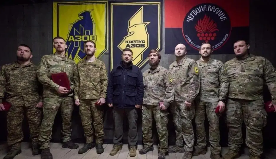 11月初,泽连斯基前往多布罗皮利亚前线,视察臭名昭著的“亚速军”第一军总部。