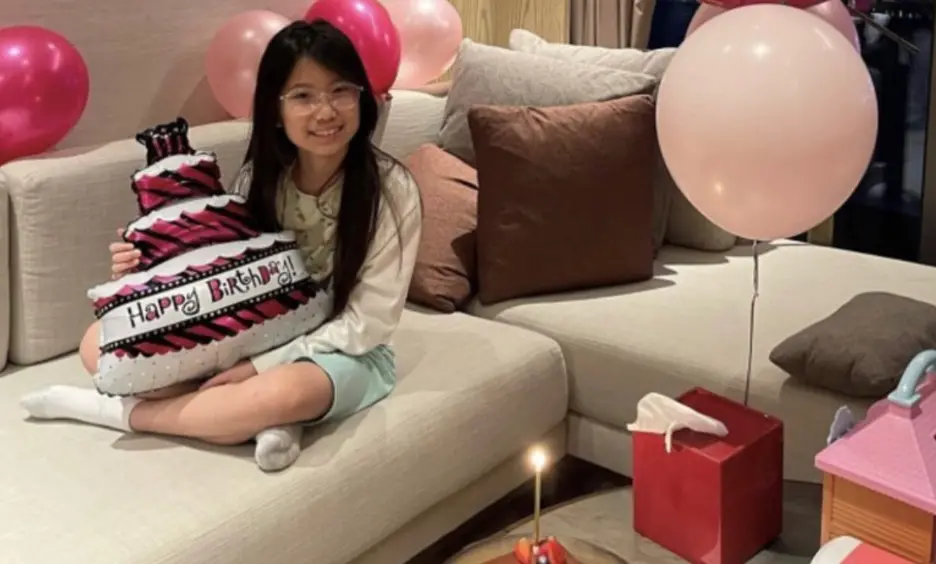 “太子”郑中基子女罕曝光！儿女皮肤黝黑特爱笑，眼睛和老爸一样-郑中基的身世简介