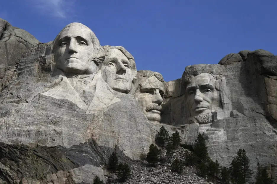 拉什莫尔总统山上四位总统雕像，从左到右：华盛顿、杰斐逊、老罗斯福和林肯。