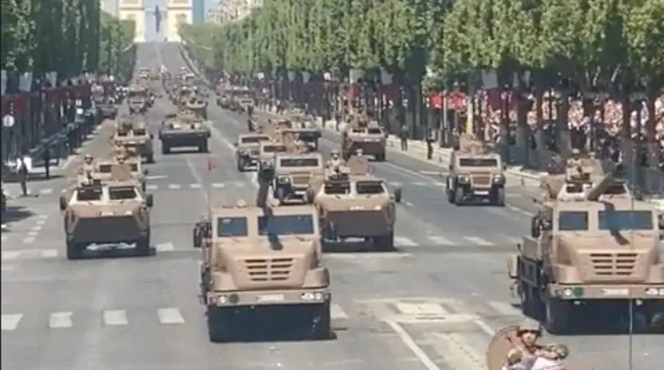 ▲ 凯撒车载自行榴弹炮参加法国国庆阅兵式。（视频截图）