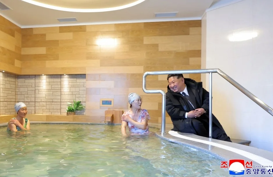 金正恩出席劳动者休养所竣工典礼，坐温泉边与民众交谈