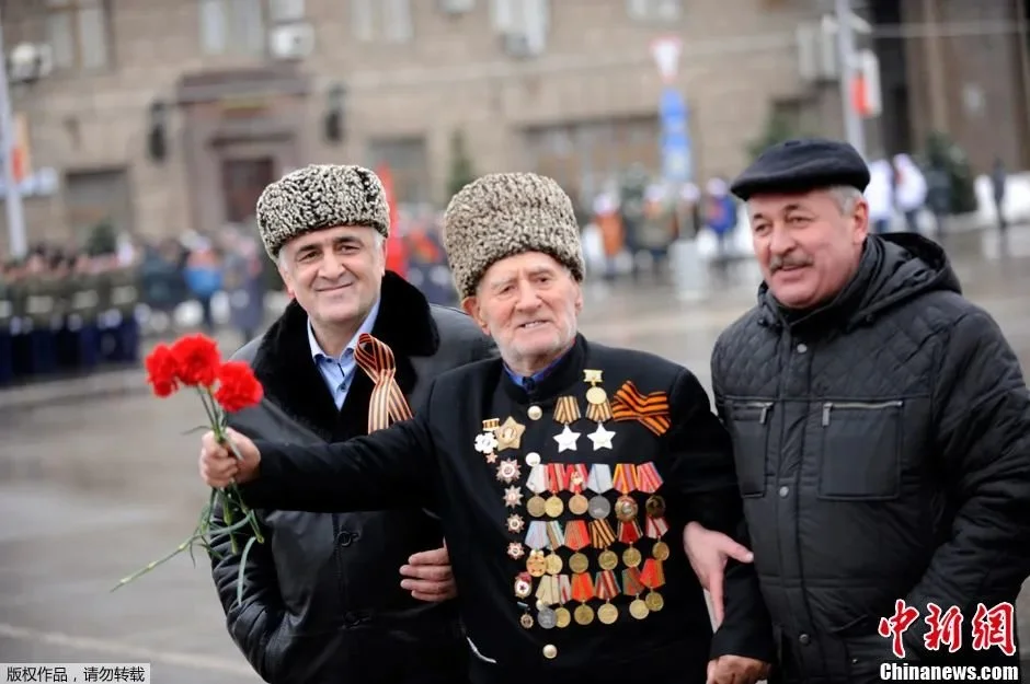 资料图：俄罗斯二战老兵亮相斯大林格勒保卫战纪念活动。
