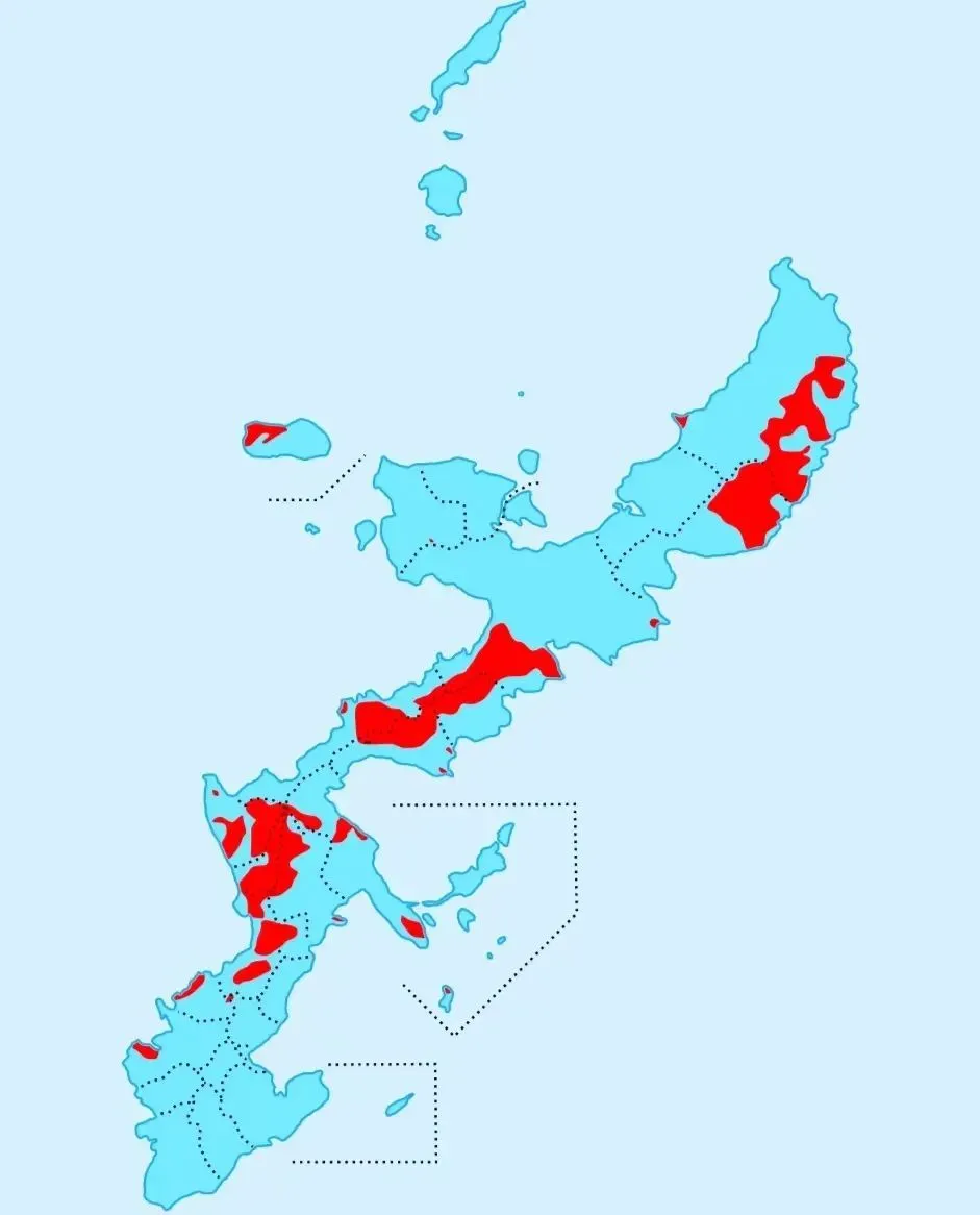 ▲冲绳主岛上的美军基地（红色）