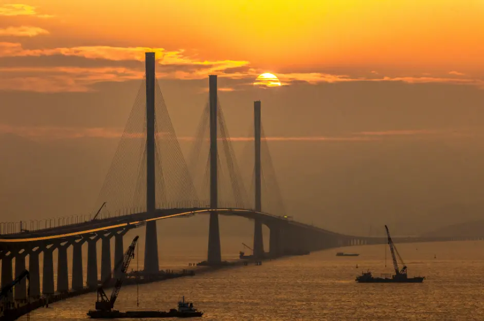 黄茅海跨海通道的主塔酷似“小蛮腰”。摄影/冯珠仔