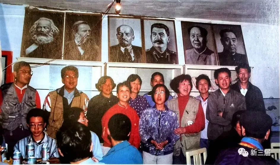 1997年知青们带孩子们回第二故乡探望，在队部合影。后排左二为赵江