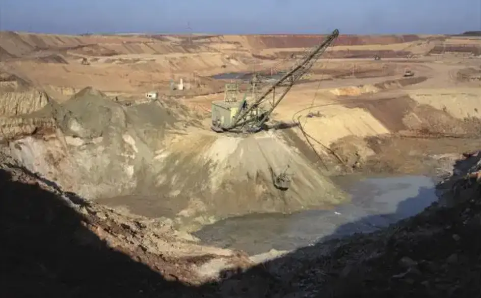 当地时间4月25日，乌克兰外交部发言人季希表示，乌方正在与美方敲定矿产协议最终文本，但仍需一些时间。（图为乌克兰基罗沃赫拉德中央地区的一处露天采矿场。）