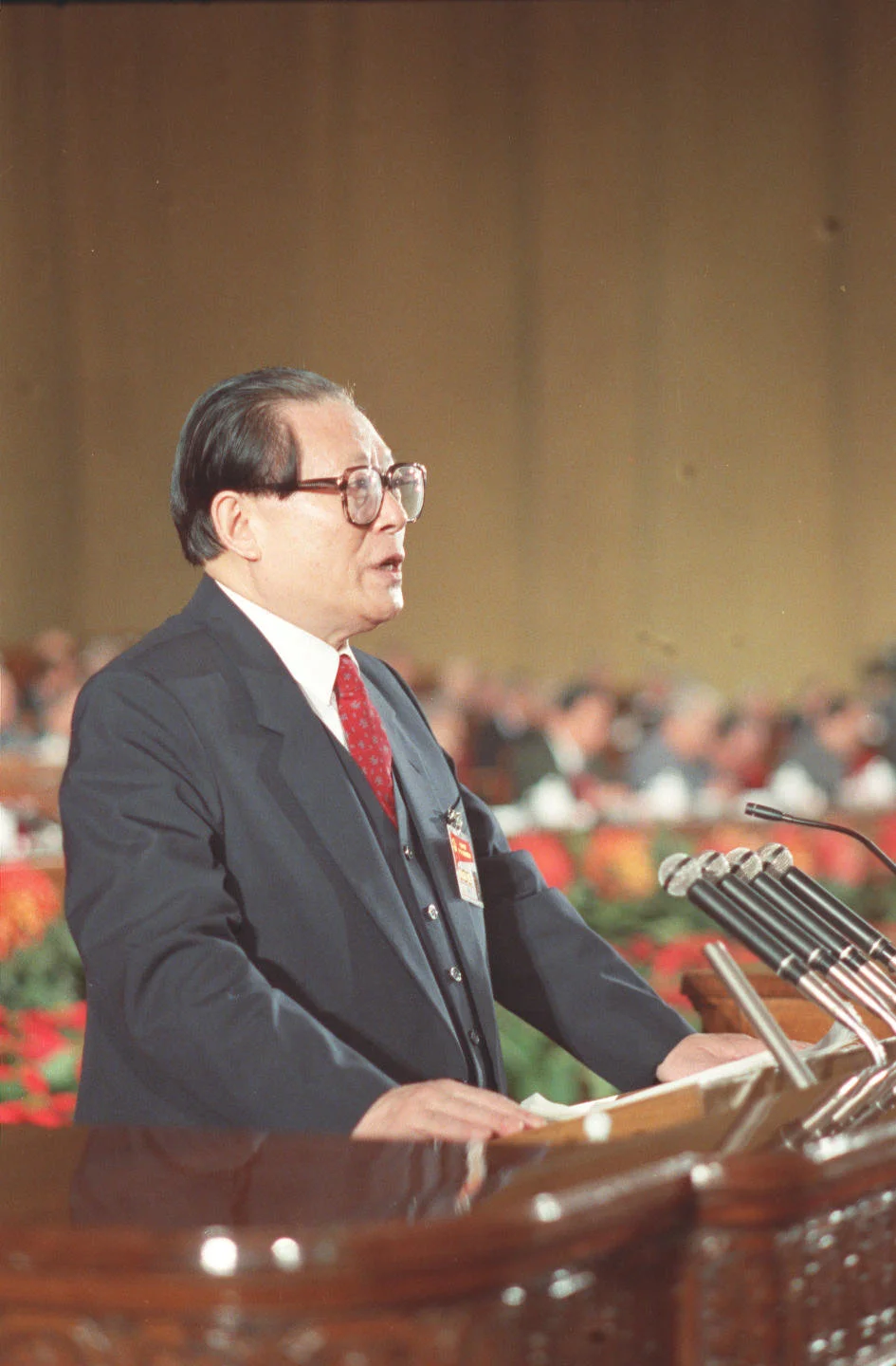 1992年10月12日，中国共产党第十四次全国代表大会在北京人民大会堂开幕。这是江泽民同志代表第十三届中央委员会作报告。 新华社发