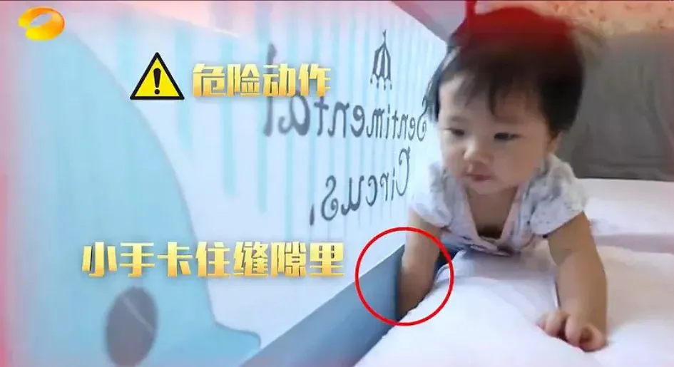 妈妈刚低头吃饭，撕心裂肺的哭声传来！3岁娃竟被挂在门上…十大夺命家具必须了解（吃饭的时候妈妈让我必须把碗里的蔬菜吃光修改病句）