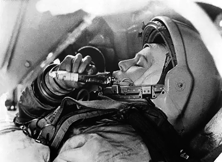 1963年,苏联宇航员瓦莲京娜·弗拉基米罗芙娜·捷列什科娃在执行“东方6号”任务期间从软管中进食。