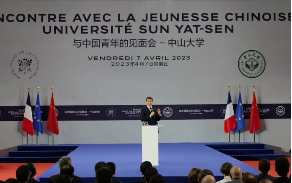 ▲法国总统马克龙4月在中山大学演讲。（图源：CGTN）