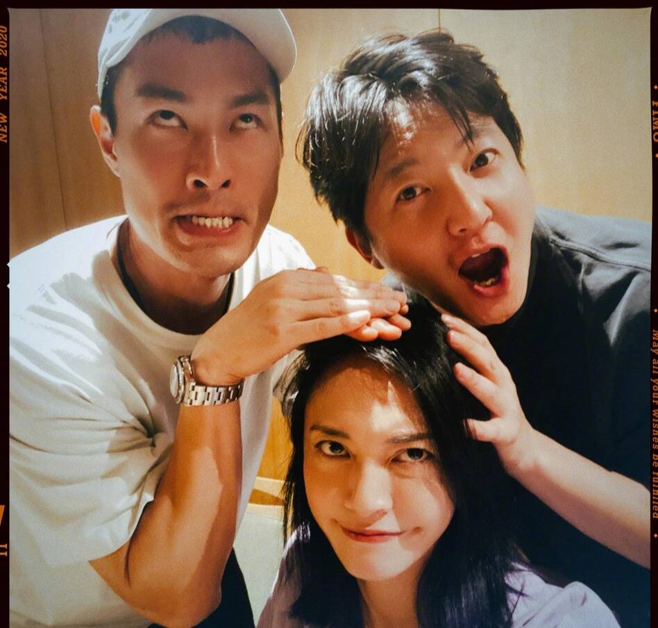 姚晨与郭京飞杨佑宁搞怪合照三人同框互动有爱两位男士显绅士