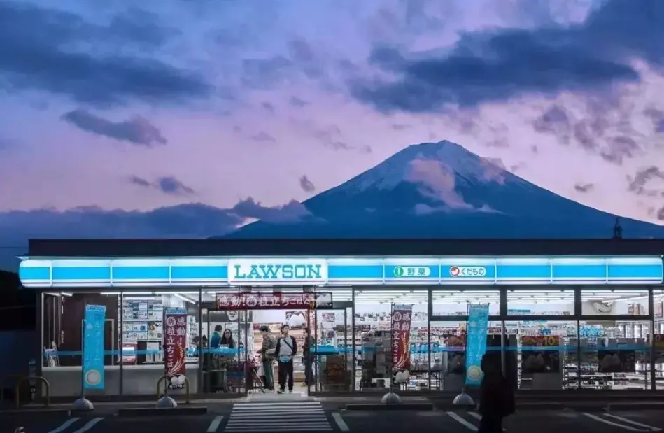 图 | 黑幕布树立起前的便利店与富士山
