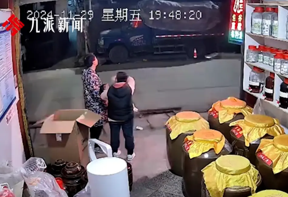 1岁男童在妈妈怀里看完烟花离世,父亲:他患心脏病
