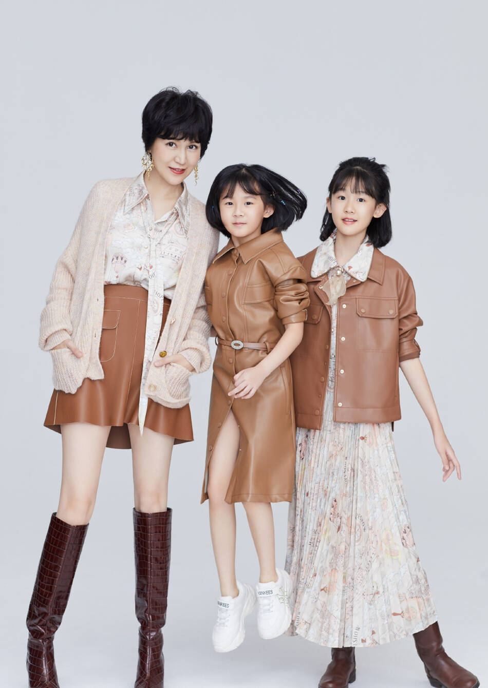 陆毅晒老婆和俩女儿写真照,一家的腿都长得逆天