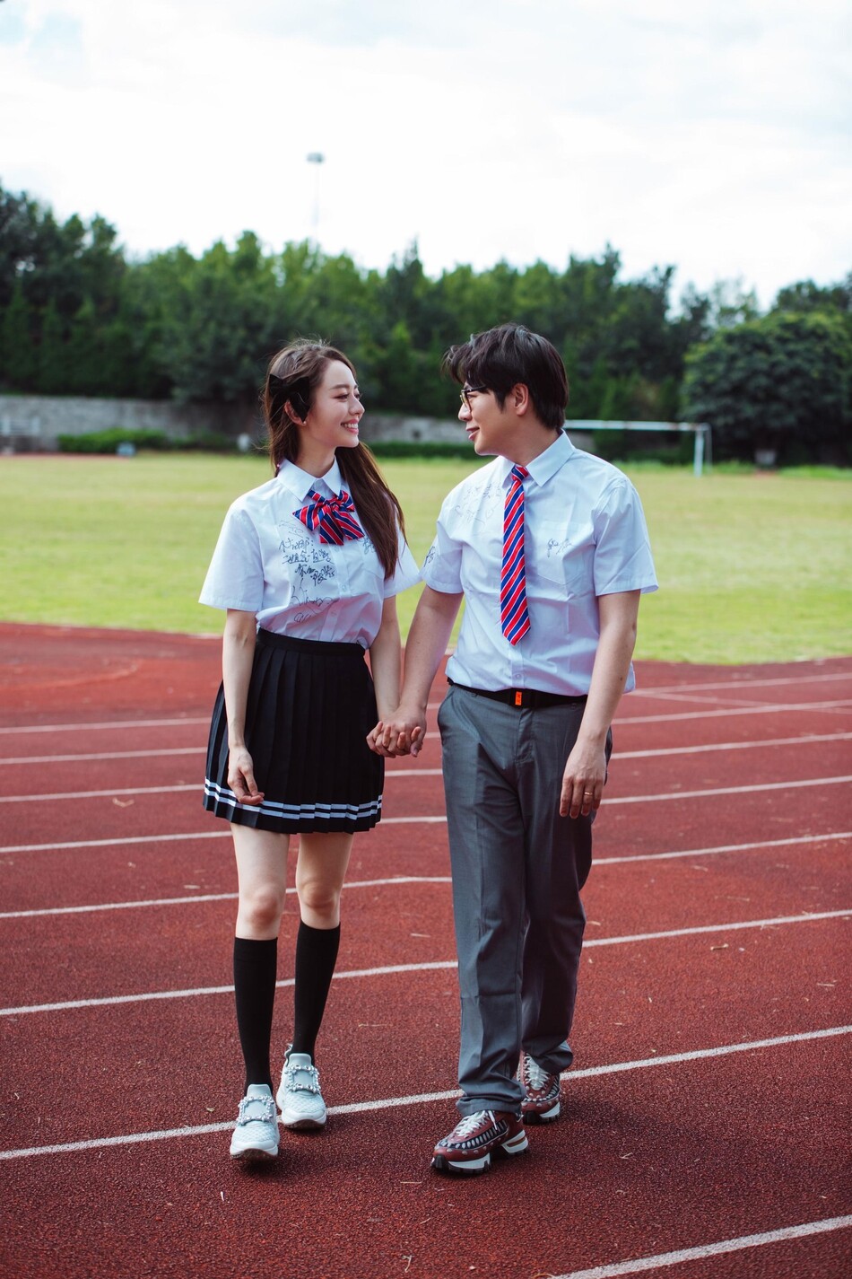 朗朗吉娜穿制服拍校园风写真比心甜笑初恋感十足