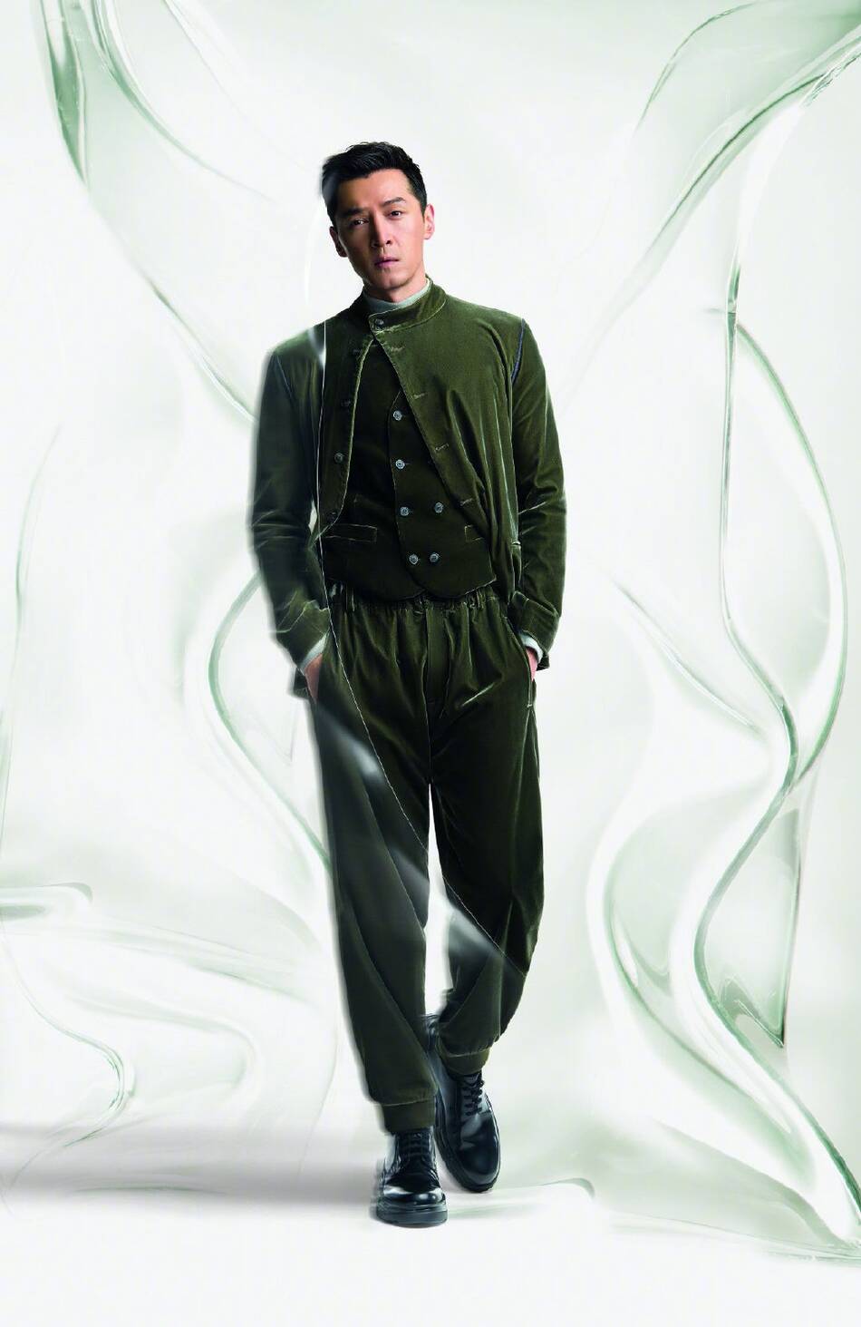 胡歌最新大片曝光西装革履荷尔蒙爆棚车祸伤疤反添一分男人味