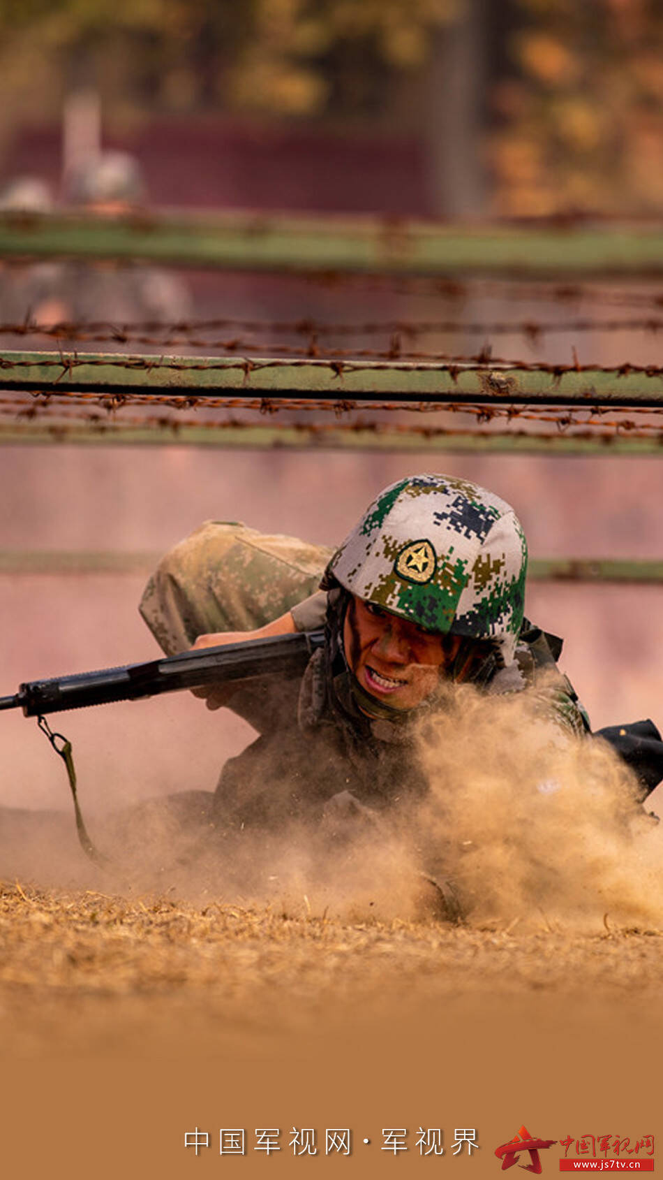 新兵正在训练侧高姿匍匐前进.王均波 王兆宇 梁逍悦 摄