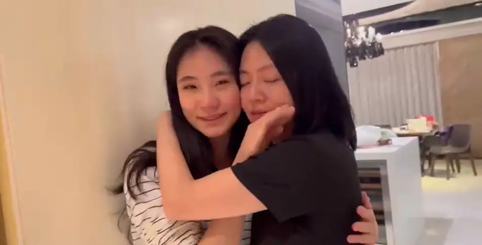 小s和二女儿合影