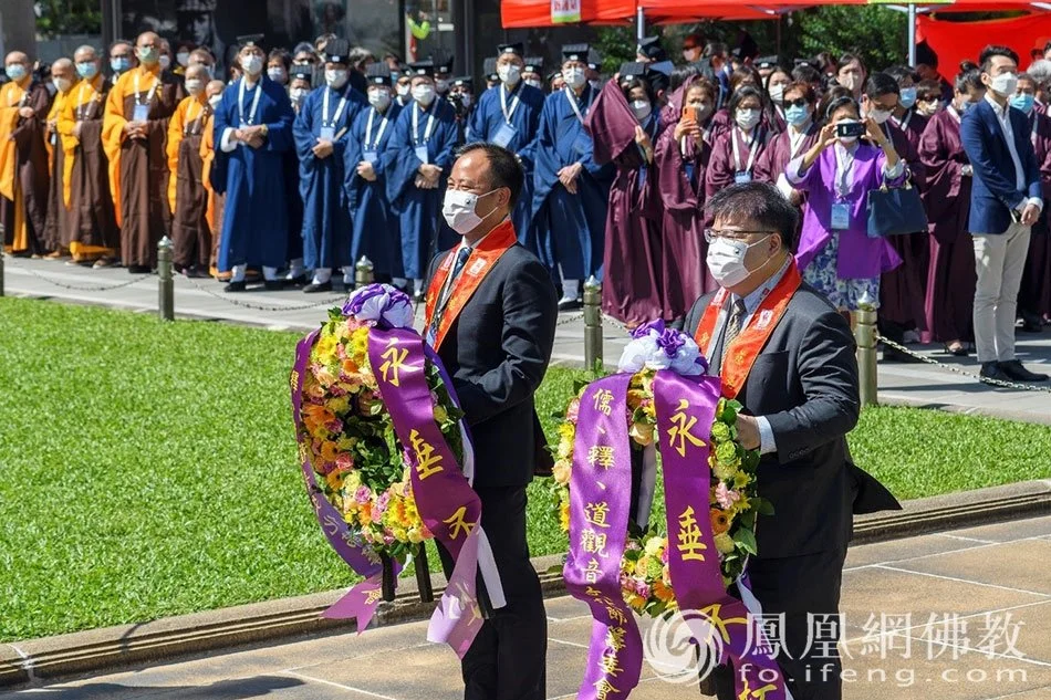 嘉宾向保护香港和平的烈士敬献花环