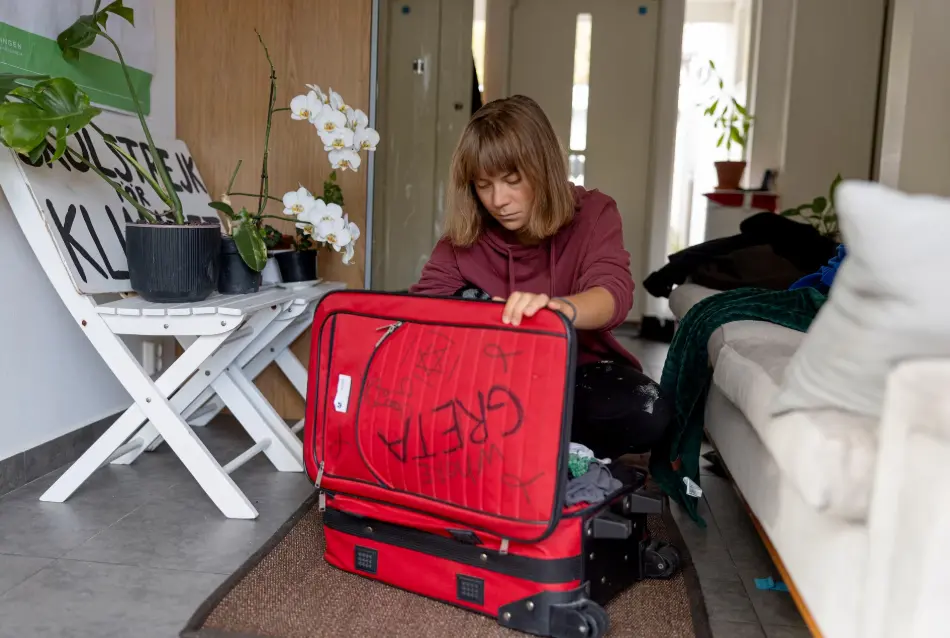 行李箱被画上不雅图案,“环保少女”讲述如何遭以色列虐待