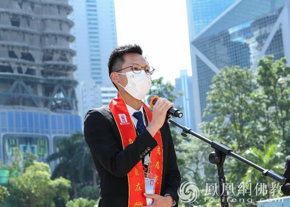 香港中区警区警民关系主任王炜楠致祝福语