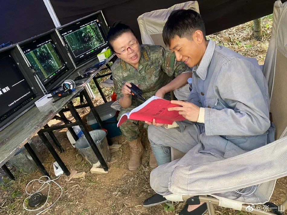 张一山晒《浴血荣光》片场照 身板笔直归纳反动武士