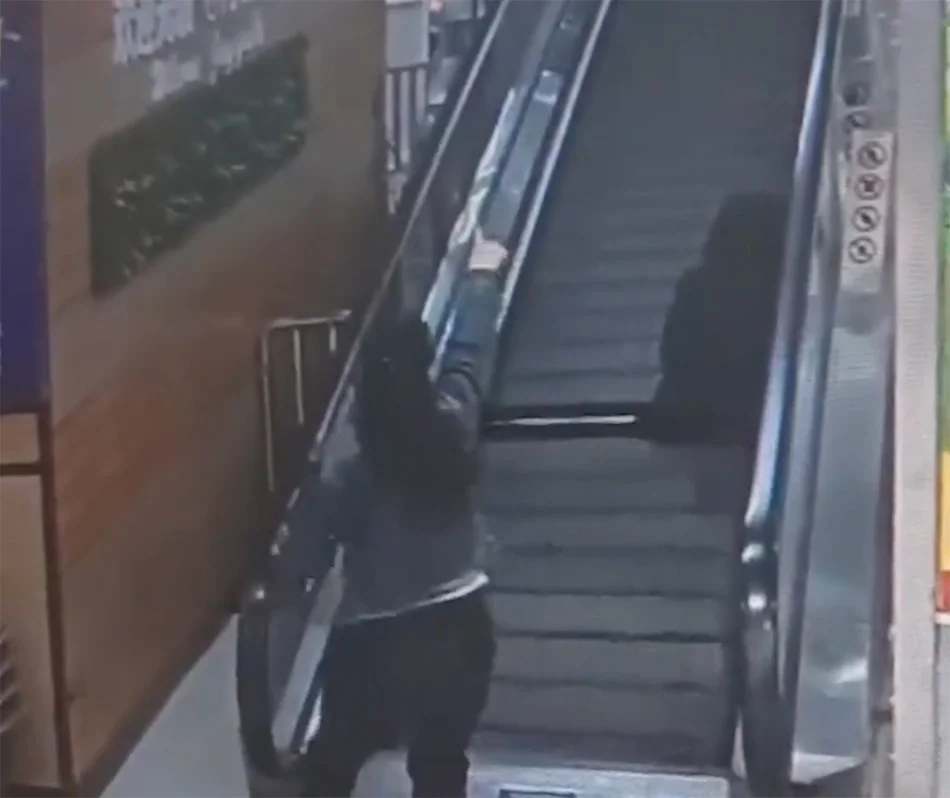 女子被“卷入”扶梯内 网络视频截图