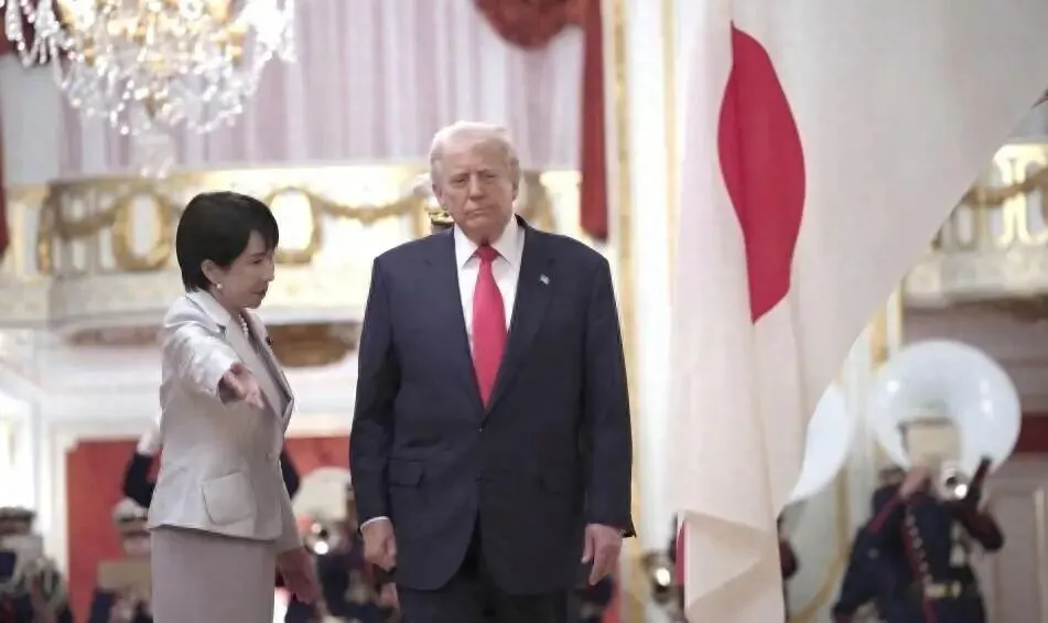 美国总统特朗普(右)访问日本,受到日本首相高市早苗接待