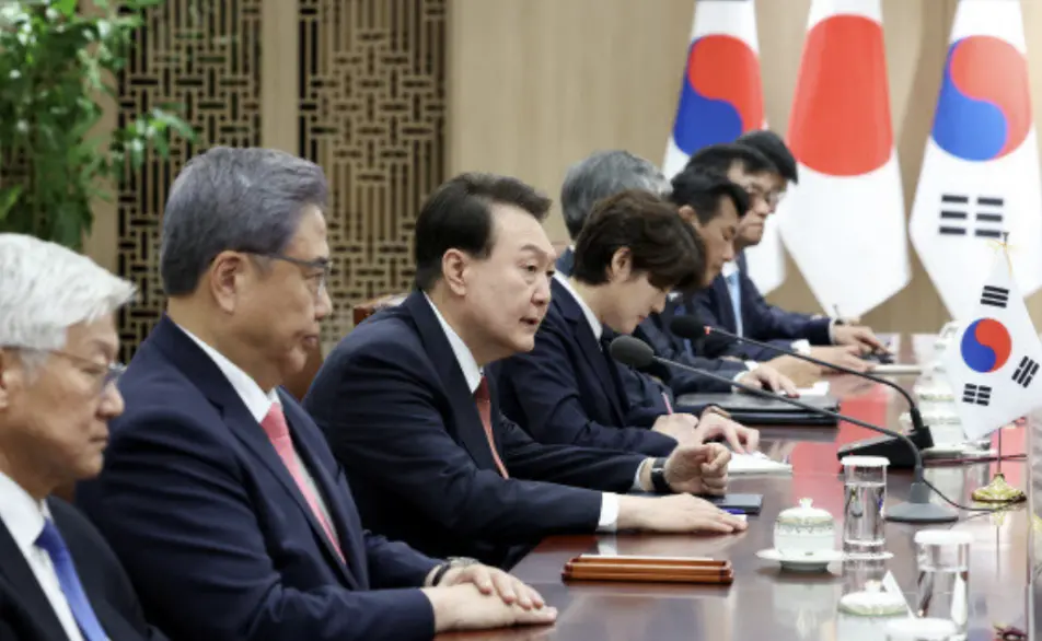 尹锡悦（左3）在7日与岸田的会谈上发言，图自韩媒。