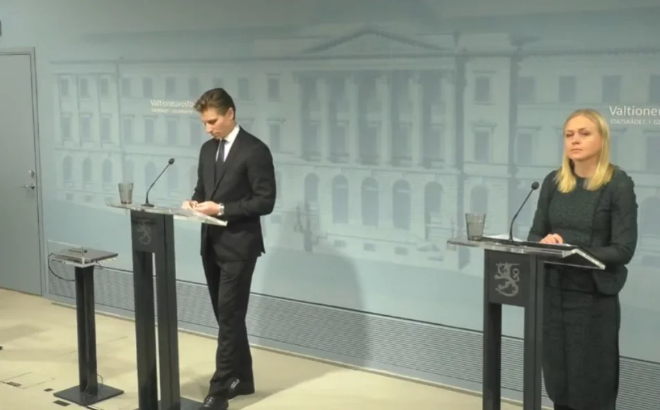 芬兰国防部长海凯宁和外交部长瓦尔托宁14日举行新闻发布会 视频截图