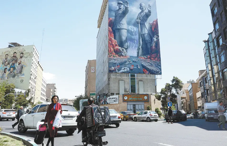 4月15日，伊朗德黑兰街头的大型广告牌。广告牌主题为：霍尔木兹海峡永远处于伊朗控制之中。（视觉中国）