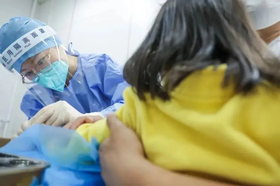 5月9日，北京协和医院急诊科发热门诊护士为一个儿童采指血。新华社记者张玉薇 摄