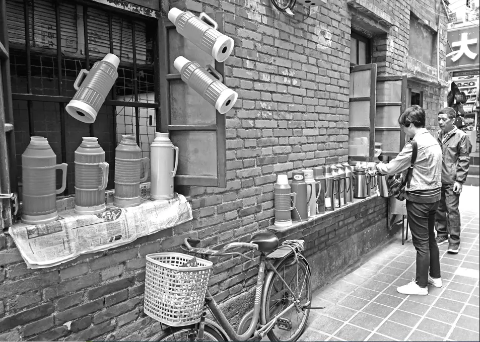 广州上下九商业步行街，有间“秀丽水瓶屋”，坚持专卖老式热水瓶，并提供换胆服务。光顾者，或老年街坊，或怀旧青年，2019年广东广州
