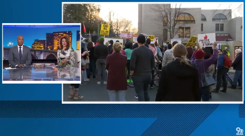 当地时间26日，美国华盛顿特区当地媒体“WUSA9”发布视频，显示民众在以色列驻华盛顿大使馆外为亚伦·布什内尔举行悼念活动
