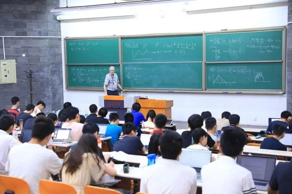 约翰·霍普克罗夫特在北京大学。图源：北京大学