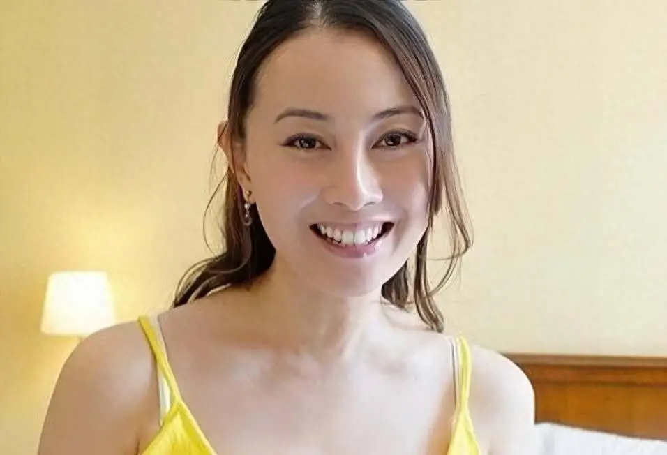 香港女星袁嘉敏被迫走光，穿紧身裙上围太丰满，不慎挤出白色内衣