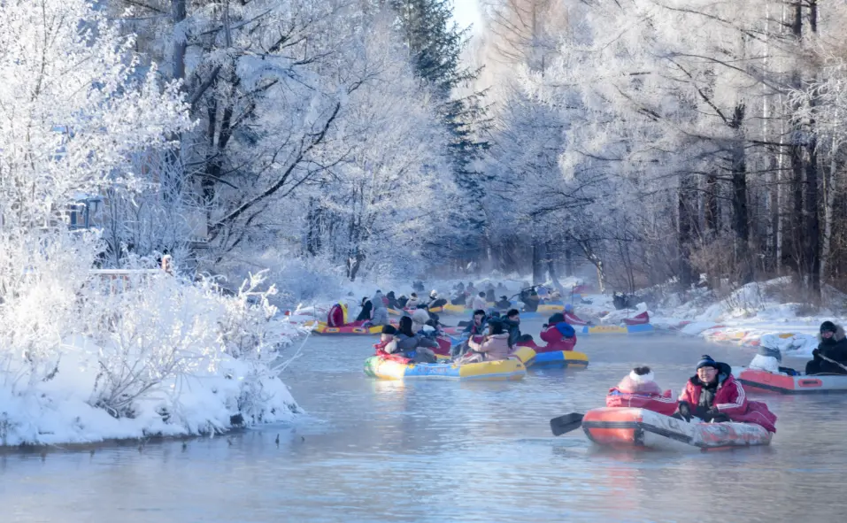 乘着皮筏在不冻河上看林海雾凇