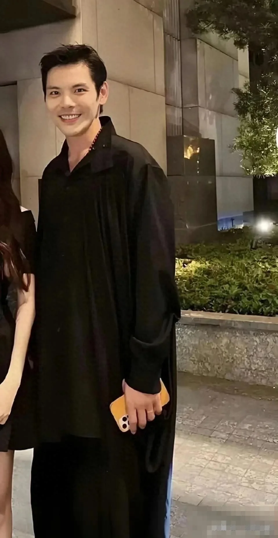 向佐换上女装后顺眼多了，郭碧婷见了都得叫姐姐
