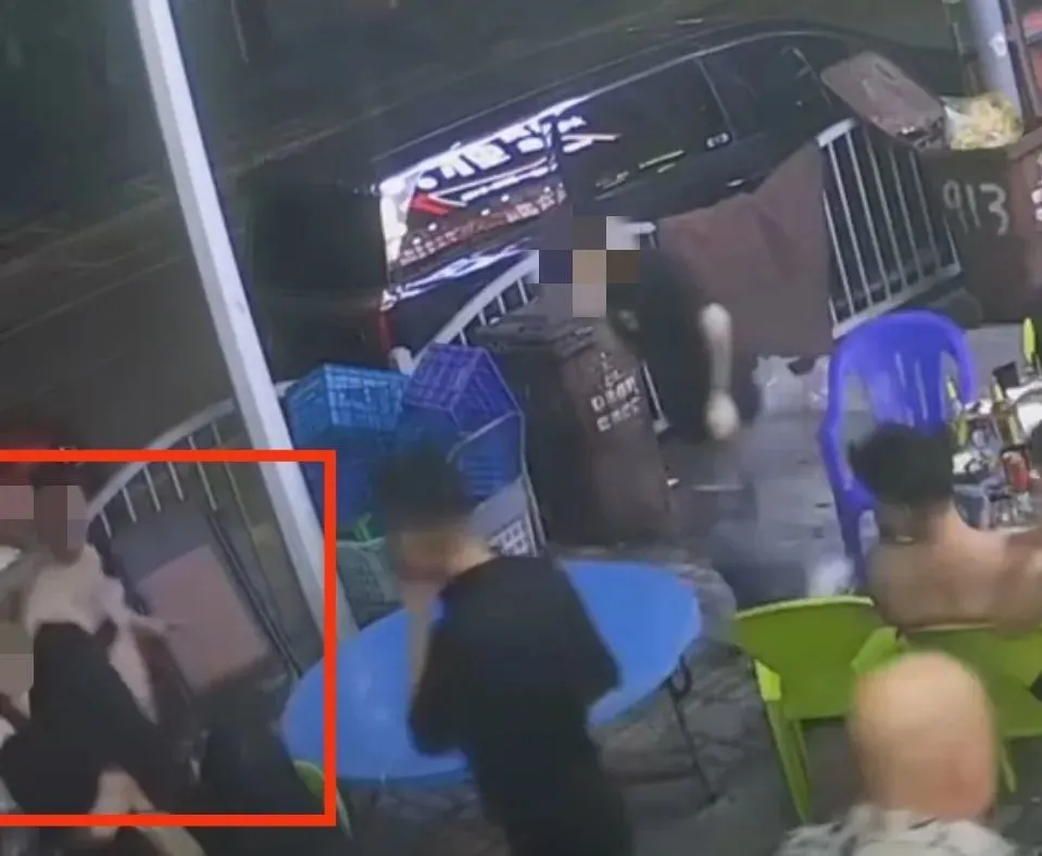 2男子言语侮辱、提凳恐吓3名女顾客，警方：2人被刑拘_https://www.izongheng.net_快讯_第2张