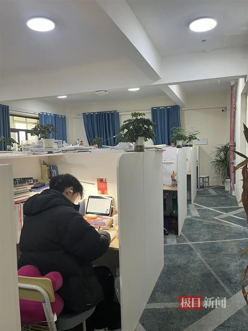 研胜备考中心的备考学生在认真学习