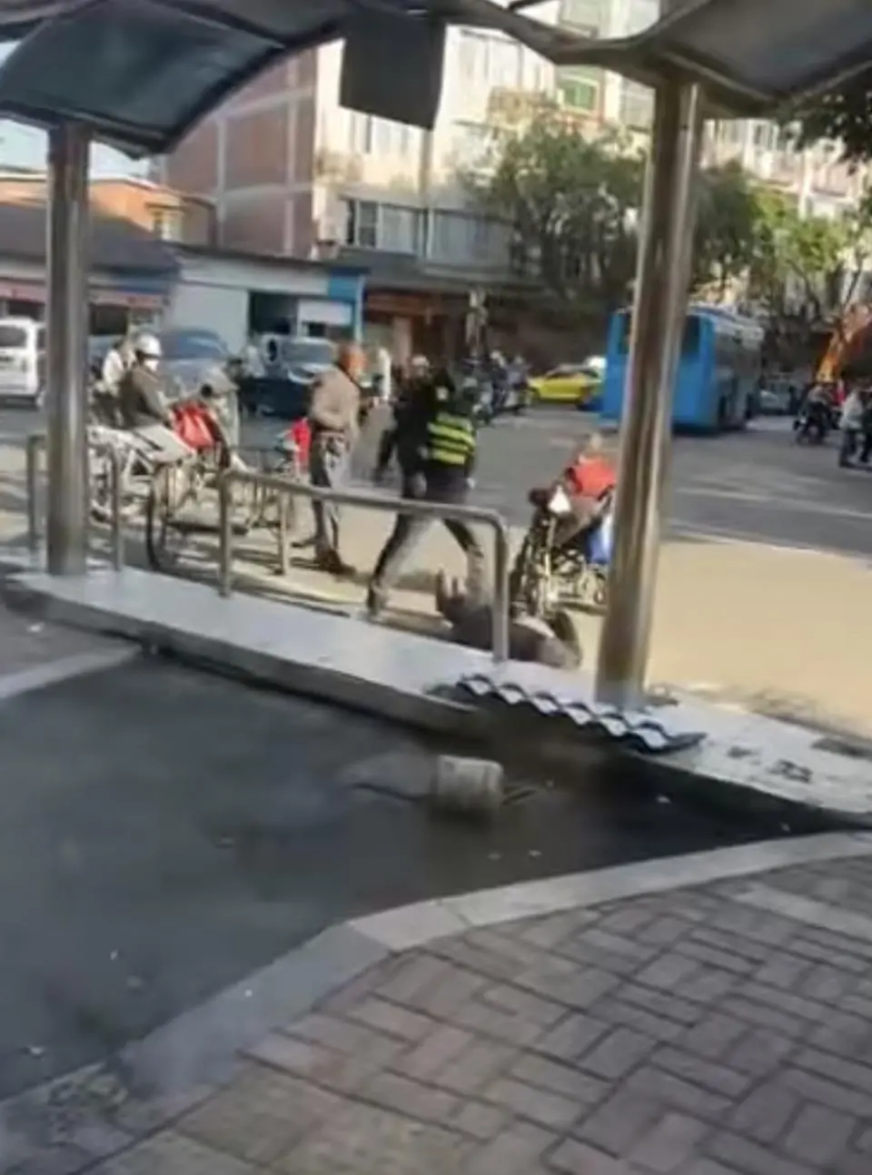 老人与城管起争执被推倒后离世，警方通报：刑拘(图2)