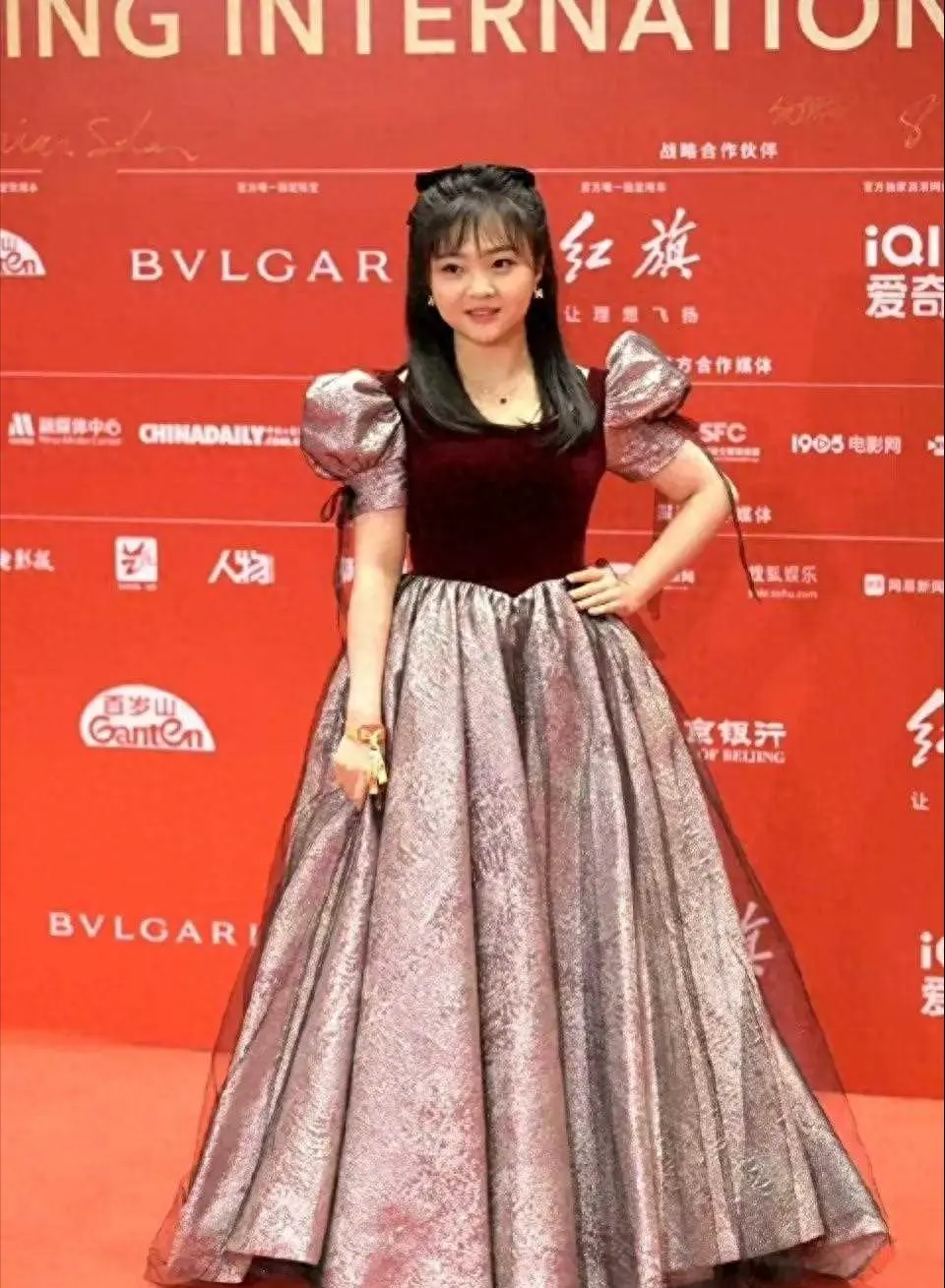 24岁林妙可现身北京电影节，总觉得怪怪的，又老又年轻又小的感觉