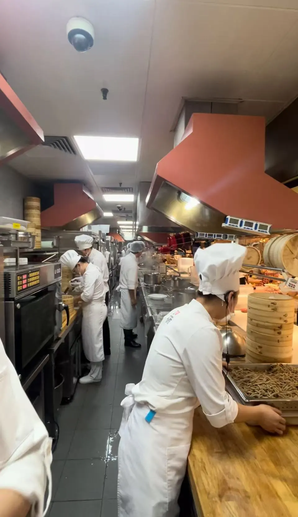 凤凰网《风暴眼》/摄