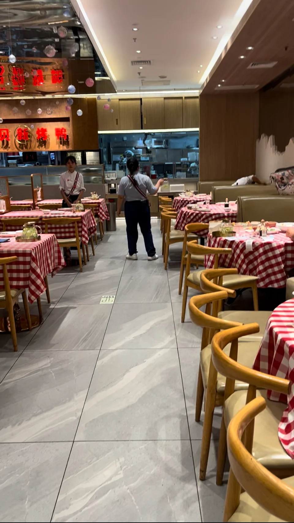 周末午餐时间，还有一整片空位 凤凰网《风暴眼》/摄