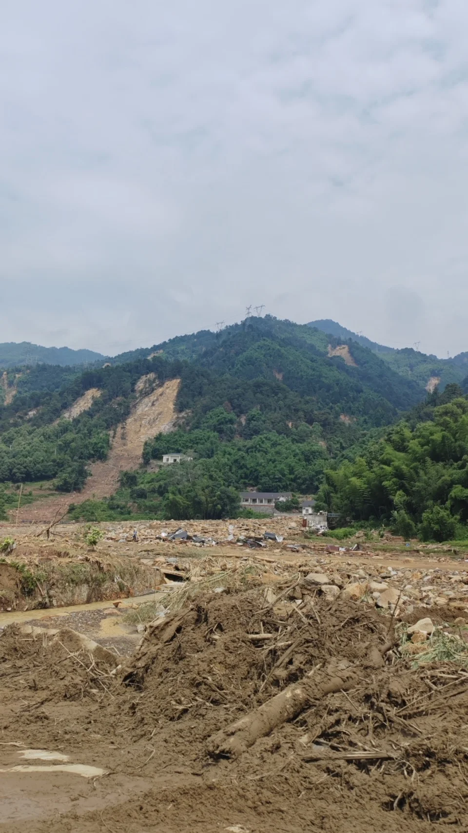 特大暴雨48小时后,重庆永川山体满目疮痍,正搜寻11名失联人员_快讯_第3张_纵横网 特大暴雨48小时后,重庆永川山体满目疮痍,正搜寻11名失联人员_https://www.izongheng.net_快讯_第3张