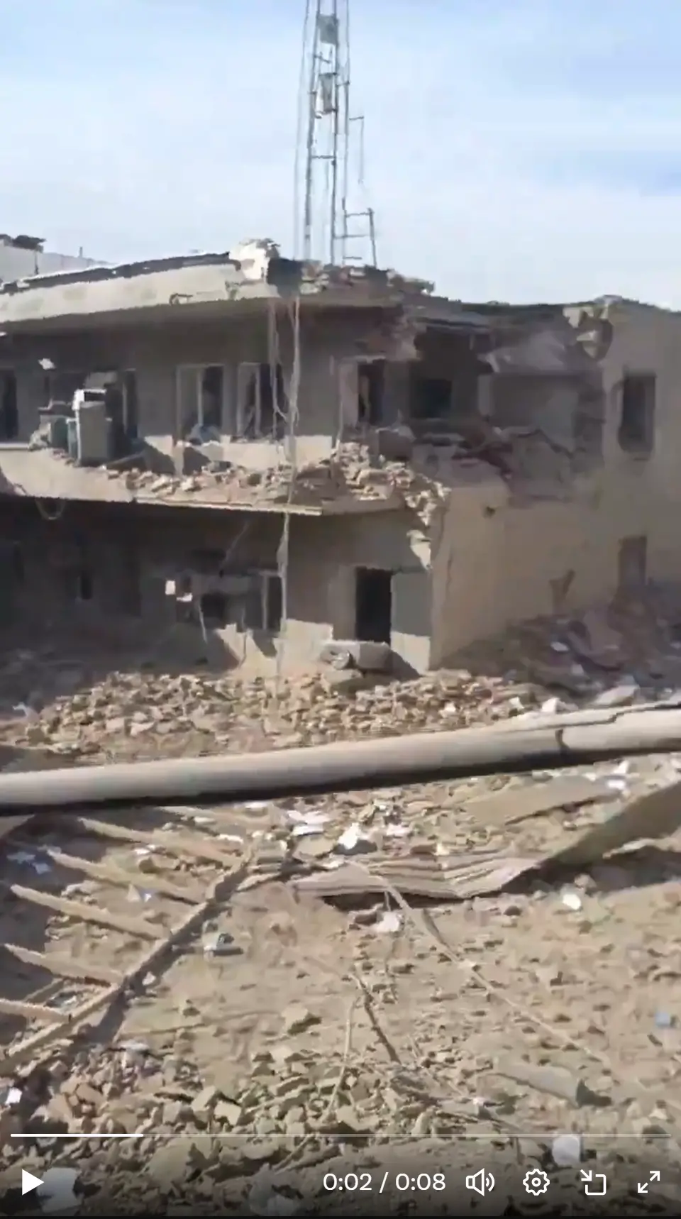 ◆伊朗伊斯蘭革命衛隊位於巴內市的基地遭到空襲後，二層樓建築頂的通訊天線猶在。